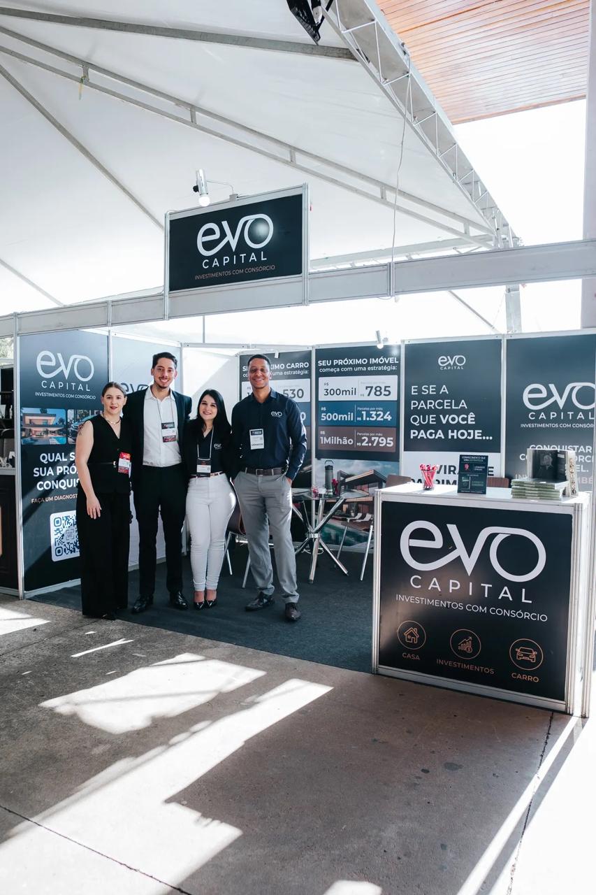 Equipe da EVO Capital no estande oficial do Empreende Poços 2026