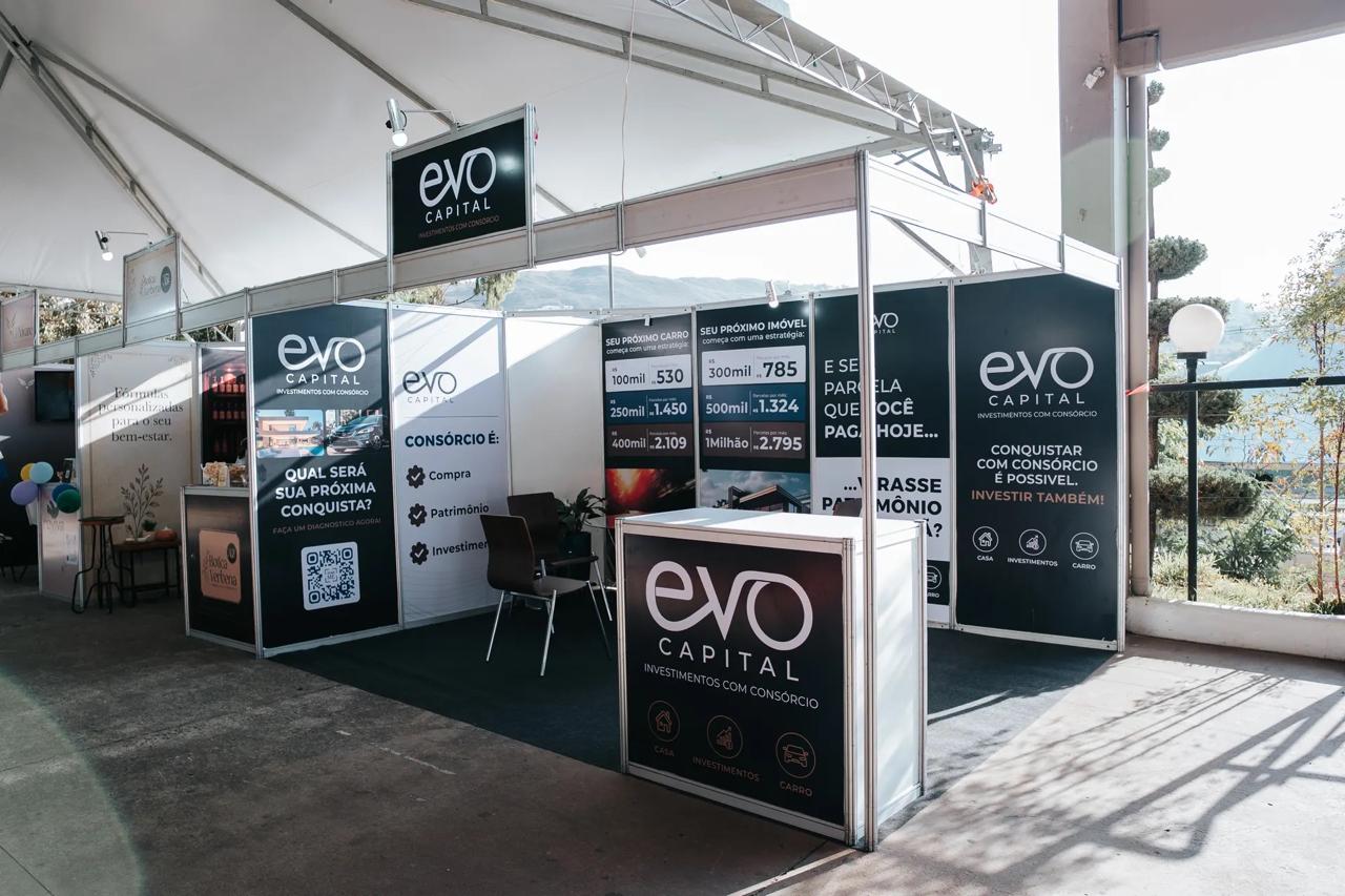 Vista geral do estande oficial da EVO Capital no Empreende Poços 2026