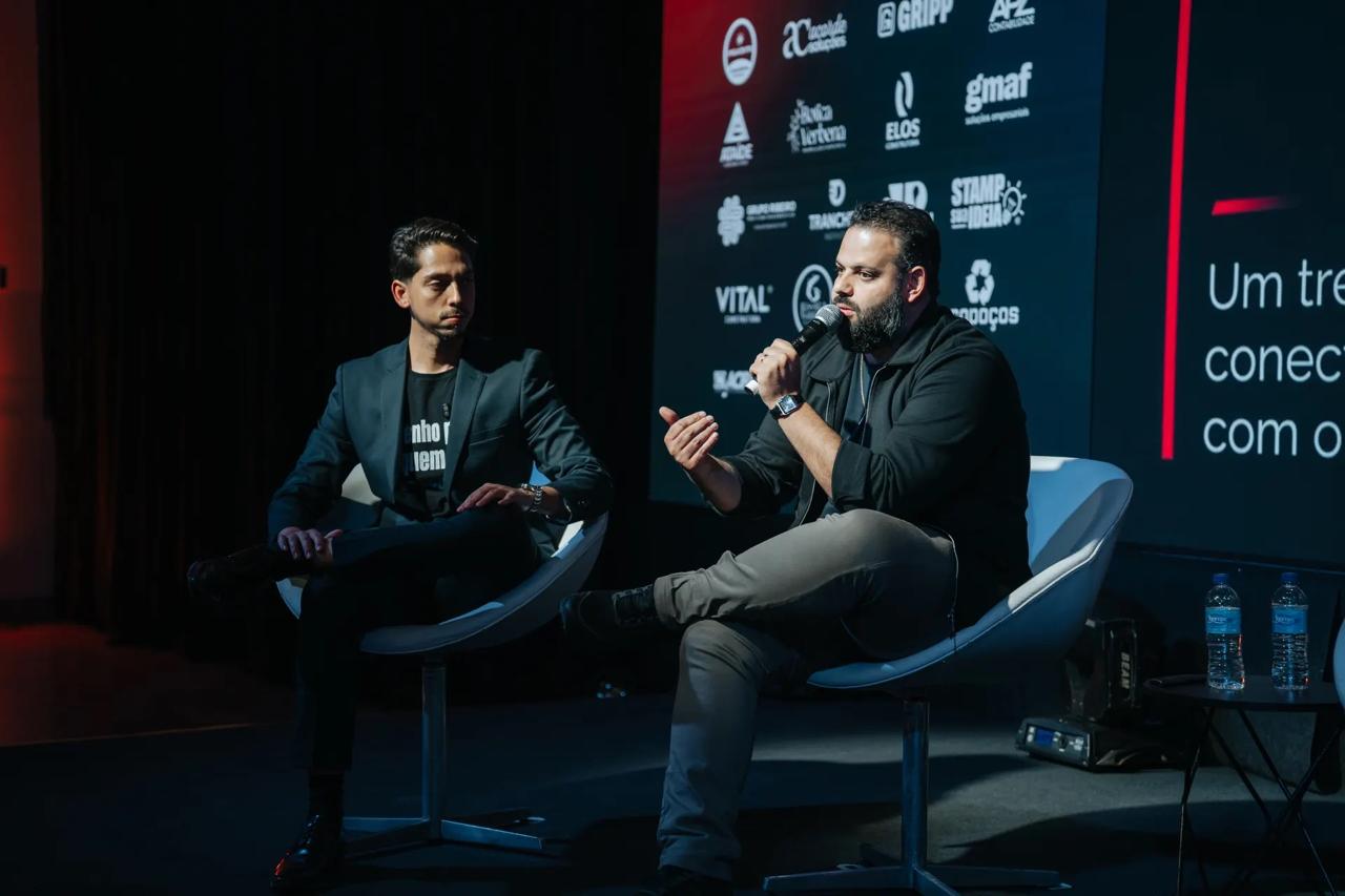 Leonardo Chagas em bate-papo no palco do Empreende Poços 2026