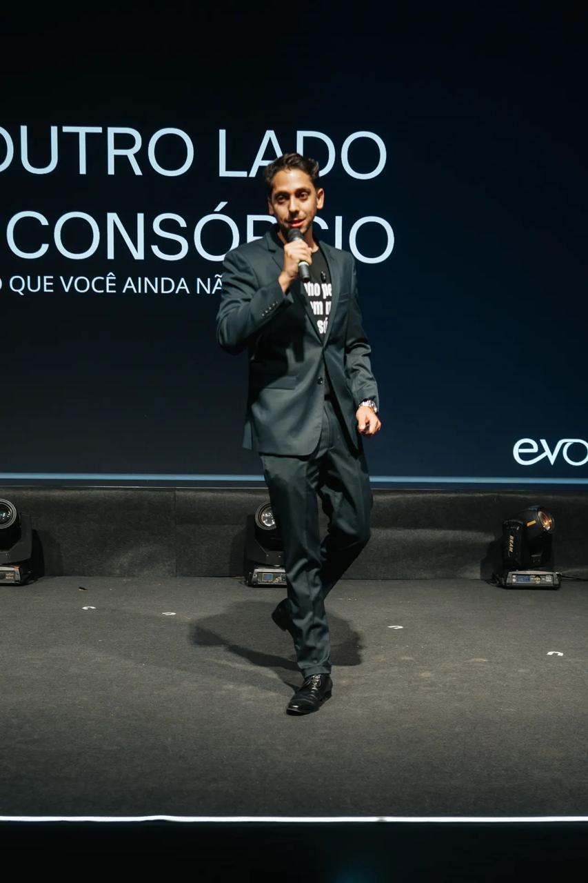 Leonardo Chagas discursando no palco do Empreende Poços 2026